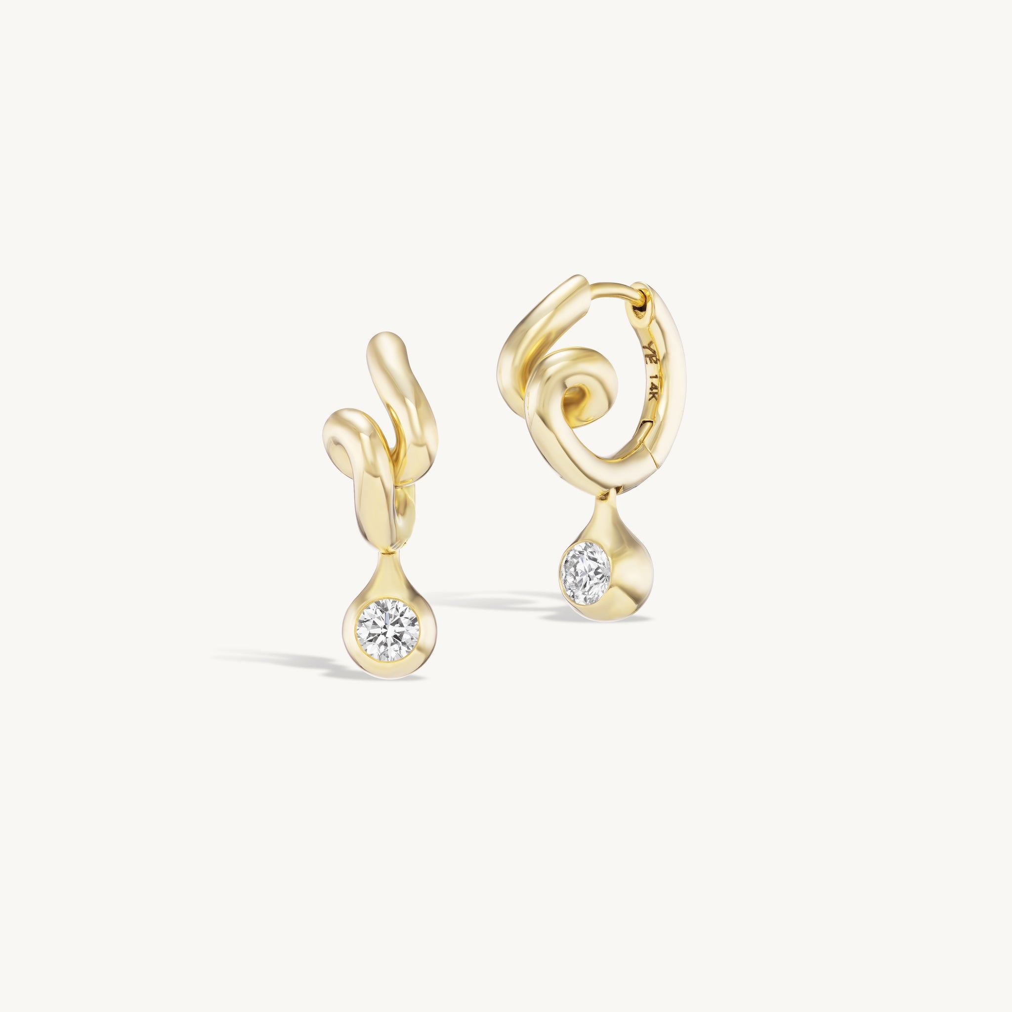 アクセサリー CONTOUR EARRINGS | Gold Contour Droplet Huggies